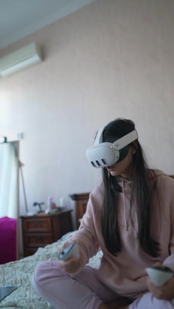 Krásná Mladá Žena Oblečená Růžovém Spacáku Hraje Videohry Prostřednictvím Virtuální — Stock video