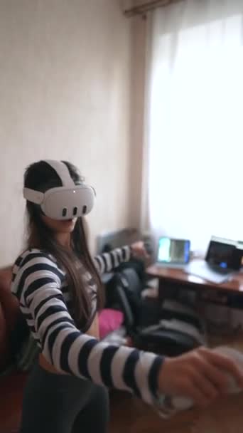 Med Hjälp Virtuell Verklighetsteknik Spelar Ung Kvinna Ett Spel Sitt — Stockvideo
