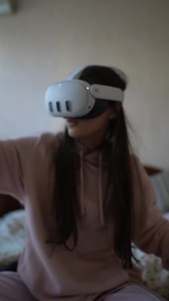 Используя Гарнитуру Виртуальной Реальности Динамичная Леди Наслаждается Видеоиграми Домашней Обстановке — стоковое видео