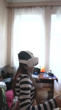 Video oyununun tadını çıkaran genç bir bayan evdeki sanal gerçeklik teknolojisine bağlı. Yüksek kalite 4k görüntü