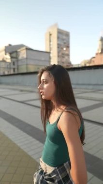 Bir yaz günü şehir meydanında iki dost karşılıklı konuşur. Yüksek kalite 4k görüntü