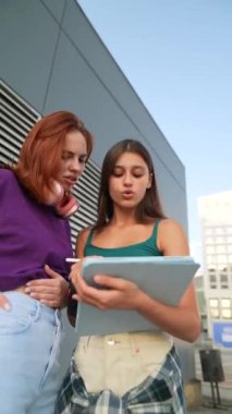 Dinamik, genç yoldaşlar bir yaz günü şehir meydanında otururlar. Yüksek kalite 4k görüntü