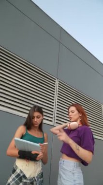 Gençliklerindeki iki kadın şehirde önemli bir konu hakkında hevesle fikir alışverişinde bulunuyorlar. Yüksek kalite 4k görüntü