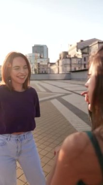 Şehir meydanında, bu güneşli günde iki arkadaş sohbet ediyorlar. Yüksek kalite 4k görüntü