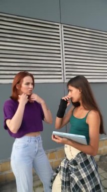 Renkli genç dostlar şehir meydanında bir yaz gününün tadını çıkarıyorlar. Yüksek kalite 4k görüntü