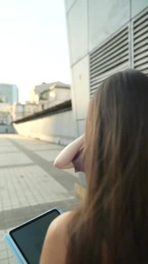 Bir çift genç kadın, şehir sokaklarında önemli bir konuyu tutkuyla tartışıyor. Yüksek kalite 4k görüntü