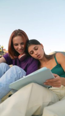 Şehir meydanında tabletli, çarpıcı, modern kadınlar. Yüksek kalite 4k görüntü