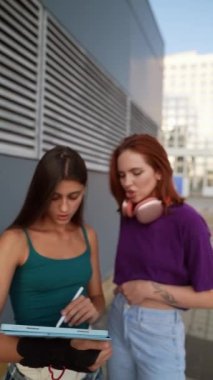 Bir grup genç kadın şehirde önemli bir konu üzerinde tutkuyla tartıştılar. Yüksek kalite 4k görüntü