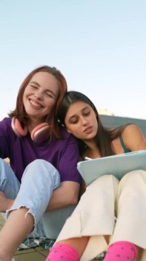 Şehir meydanında tabletli zarif kadınlar. Yüksek kalite 4k görüntü