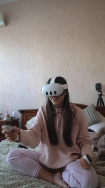 Помощью Наушников Виртуальной Реальности Очаровательная Женщина Играет Видеоигры Розовой Одежде — стоковое видео