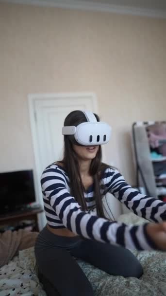 Una Joven Enérgica Con Sus Auriculares Realidad Virtual Participa Juego — Vídeos de Stock