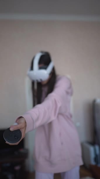 Eine Begeisterte Junge Frau Spielt Virtual Reality Videospiele Hause Hochwertiges — Stockvideo