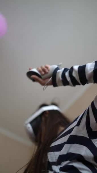 Камера Вказує Вгору Знизу Щоб Зобразити Молоду Жінку Поглинуту Відеогрі — стокове відео
