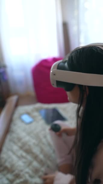 Страстная Юная Леди Играет Видеоигру Себя Дома Используя Гарнитуру Виртуальной — стоковое видео