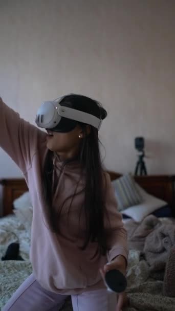 一个穿着粉色睡衣的漂亮女人用Vr耳机玩电子游戏 高质量的4K镜头 — 图库视频影像