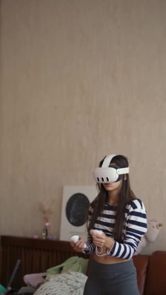 Большим Энтузиазмом Яркая Молодая Женщина Наслаждается Видеоиграми Комфорте Своего Дома — стоковое видео