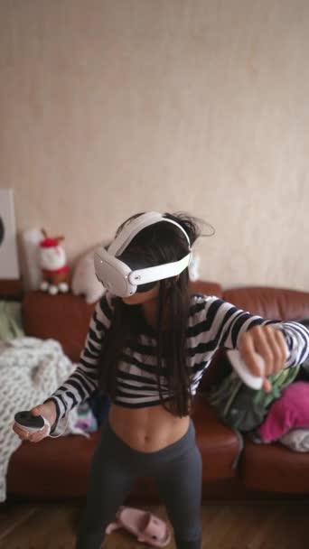 Μια Αποφασισμένη Νεαρή Γυναίκα Παίζει Βιντεοπαιχνίδια Στο Σπίτι Χρησιμοποιώντας Ακουστικά — Αρχείο Βίντεο