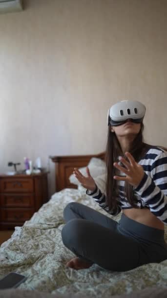 Prozkoumávání Virtuálních Světů Krásná Mladá Žena Sleduje Videa Svém Headsetu — Stock video