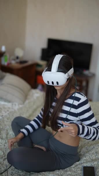 Una Deportista Seductora Que Experimenta Realidad Virtual Través Auricular Imágenes — Vídeos de Stock