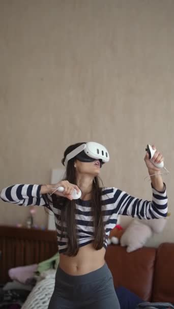 Ενθουσιασμό Μια Λαμπερή Νεαρή Κοπέλα Βυθίζεται Στο Βιντεοπαιχνίδι Στο Σπίτι — Αρχείο Βίντεο