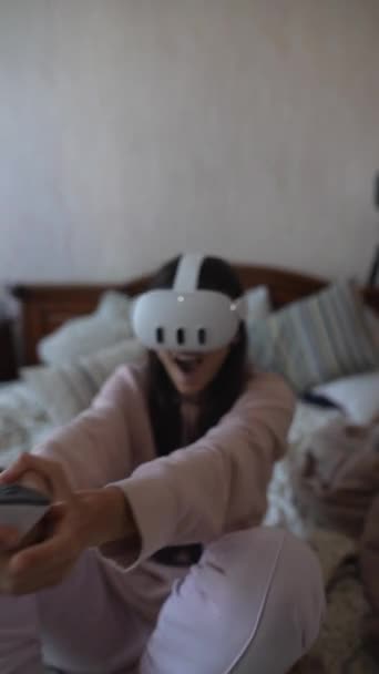 Velkým Nadšením Odhodlaná Žena Rád Videohry Pomocí Sluchátka Pohodlí Svého — Stock video