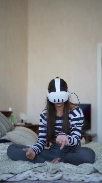 Using Virtual Reality Headset Cute Lady Dives Virtual Content High — Stock Video