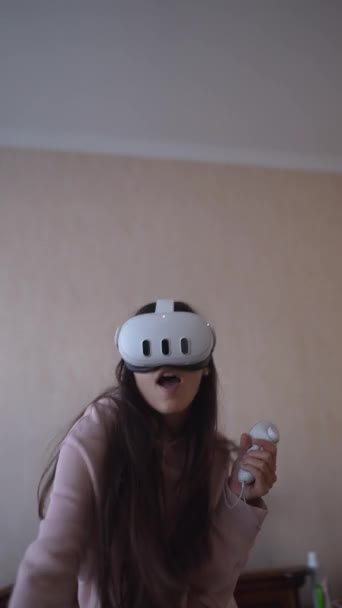 Svém Vlastním Domě Proaktivní Mladá Žena Užívá Hraní Virtuální Reality — Stock video