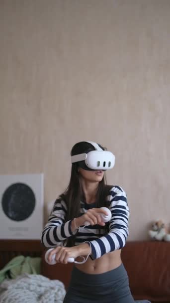 在家里 一个活泼的年轻女人沉迷于电子游戏 高质量的4K镜头 — 图库视频影像