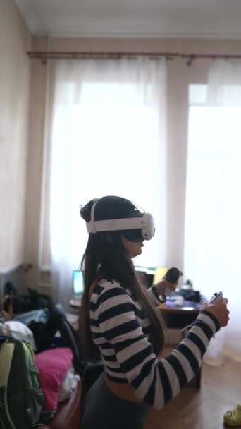 Ihrem Wohnhaus Taucht Eine Junge Frau Mit Hilfe Eines Headsets — Stockvideo