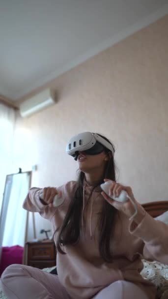Vestida Com Pijama Rosa Uma Linda Jovem Explora Jogos Realidade — Vídeo de Stock