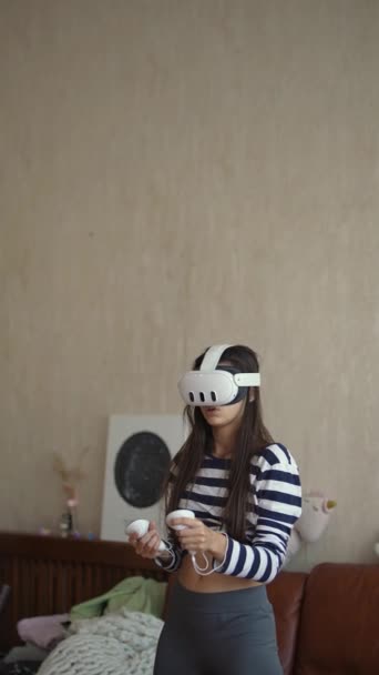 在她自己的空间范围内 一位充满生机的年轻女士带着热情玩着一个电子游戏 高质量的4K镜头 — 图库视频影像