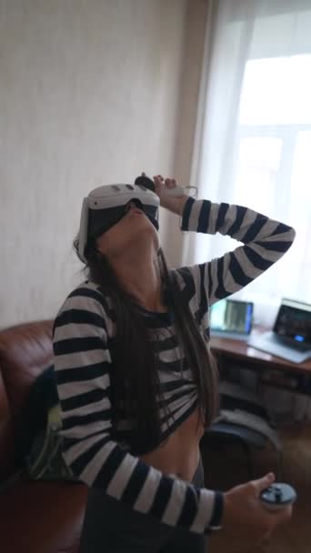 一位年轻的女士在舒适的家里玩着游戏 用的是Vr耳机 高质量的4K镜头 — 图库视频影像