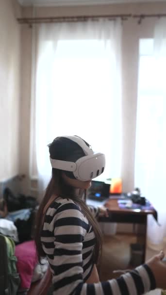 Desfrutando Seu Videogame Uma Jovem Está Conectada Tecnologia Casa Imagens — Vídeo de Stock