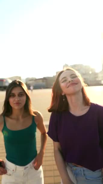 Słoneczny Letni Dzień Dwóch Kumpli Rozmawia Placu Miejskim Wysokiej Jakości — Wideo stockowe