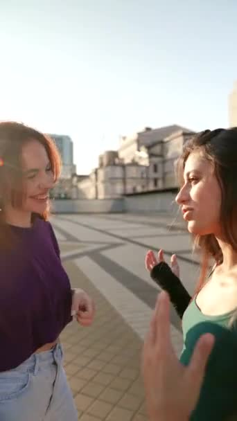 Två Vänner Har Diskussion Medan Njuter Sommarstämningen Torget Högkvalitativ Film — Stockvideo