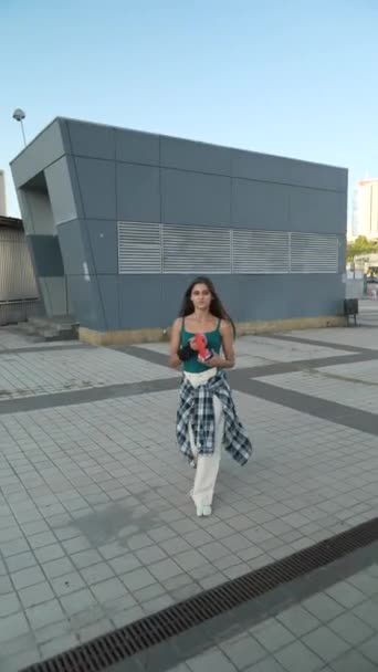 Μια Όμορφη Νεαρή Γυναίκα Στην Πλατεία Μιας Ευρωπαϊκής Πόλης Υψηλής — Αρχείο Βίντεο