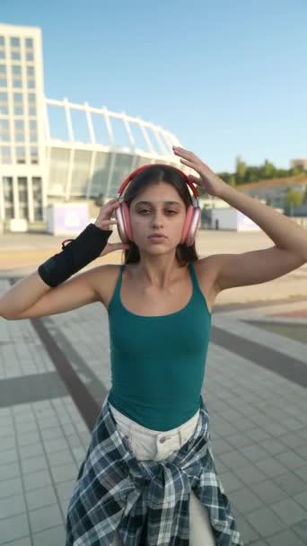 Słuchawkami Uszach Czarująca Młoda Kobieta Tańczy Ulicy Słoneczny Dzień Wysokiej — Wideo stockowe