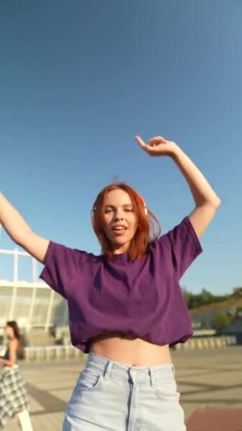 Den Fantastiska Rödhåriga Kvinnan Med Hörlurar Dansar Torget Centrum Högkvalitativ — Stockvideo
