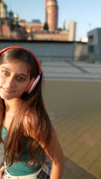 Plac Miejski Ożywa Gdy Młoda Kobieta Tańczy Słuchawkami Wysokiej Jakości — Wideo stockowe