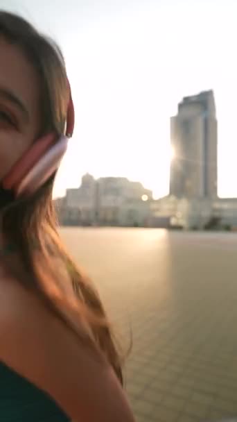Náměstí Tančí Energicky Mladá Žena Sluchátky Uších Vysoce Kvalitní Záběry — Stock video