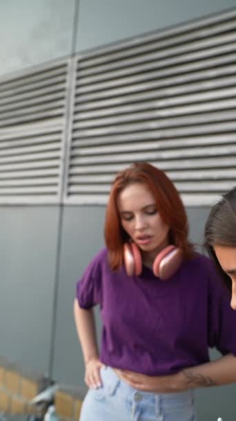 Ein Paar Junger Frauen Debattiert Leidenschaftlich Über Ein Entscheidendes Thema — Stockvideo
