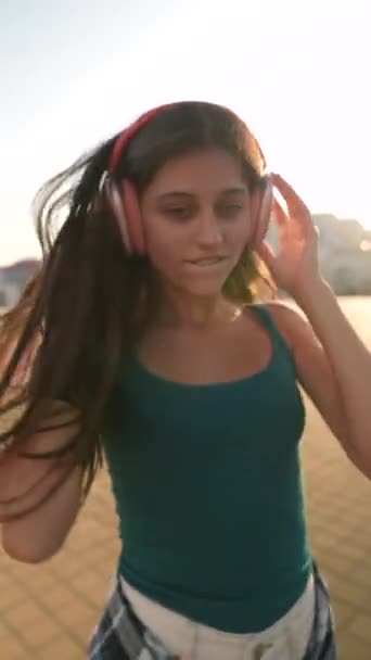 Şehir Meydanı Kulaklıklı Dinamik Genç Bir Bayan Için Dans Pisti — Stok video