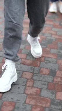 Açık havada çöp toplayan üniformalı aktif genç bir kadın gönüllü. Yüksek kalite 4k görüntü