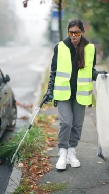 Güz Şehri sokak temizliği için özel çöp toplayıcıları. Yüksek kalite 4k görüntü