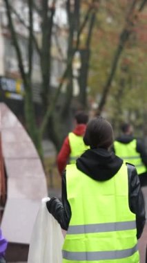 Sonbahar caddelerinin çöpten temizlendiğini gösteren, temizleyicilerin arkasından çekilmiş bir film. Yüksek kalite 4k görüntü