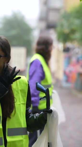若い女性ボランティアに携わり 道路のゴミをきれいにする専門的な衣類を手に入れた 高品質の4K映像 — ストック動画