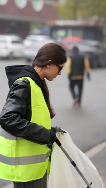 Vibrante Joven Voluntaria Equipo Especializado Limpiando Basura Calle Imágenes Alta — Vídeo de stock