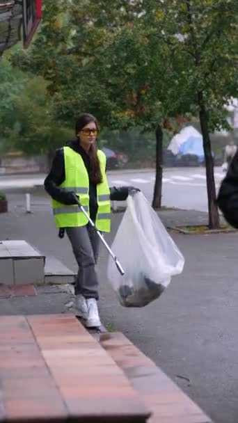 一名女志愿者参加了一次清理活动 她用垃圾钳收集垃圾 高质量的4K镜头 — 图库视频影像