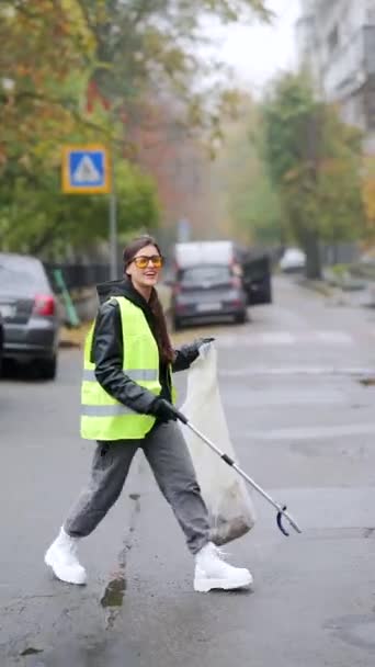 Grup Voluntari Colaborare Uniformă Pentru Curăța Deșeurile Străzi Înregistrare Înaltă — Videoclip de stoc