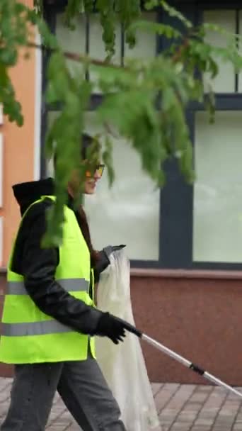 Група Волонтерів Уніформі Співпрацює Щоб Очистити Сміття Від Вулиць Високоякісні — стокове відео